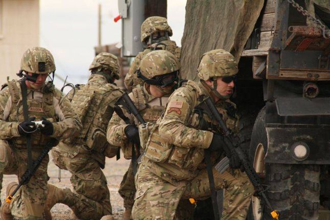 Żołnierze wyposażeni w elementy systemu Future Force Warrior podczas ćwiczeń w Fort Bliss