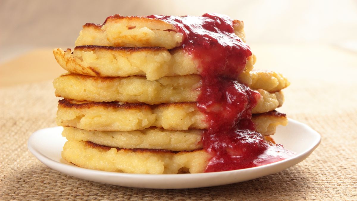 Placki ze śliwkami warto wypróbować na śniadanie. 