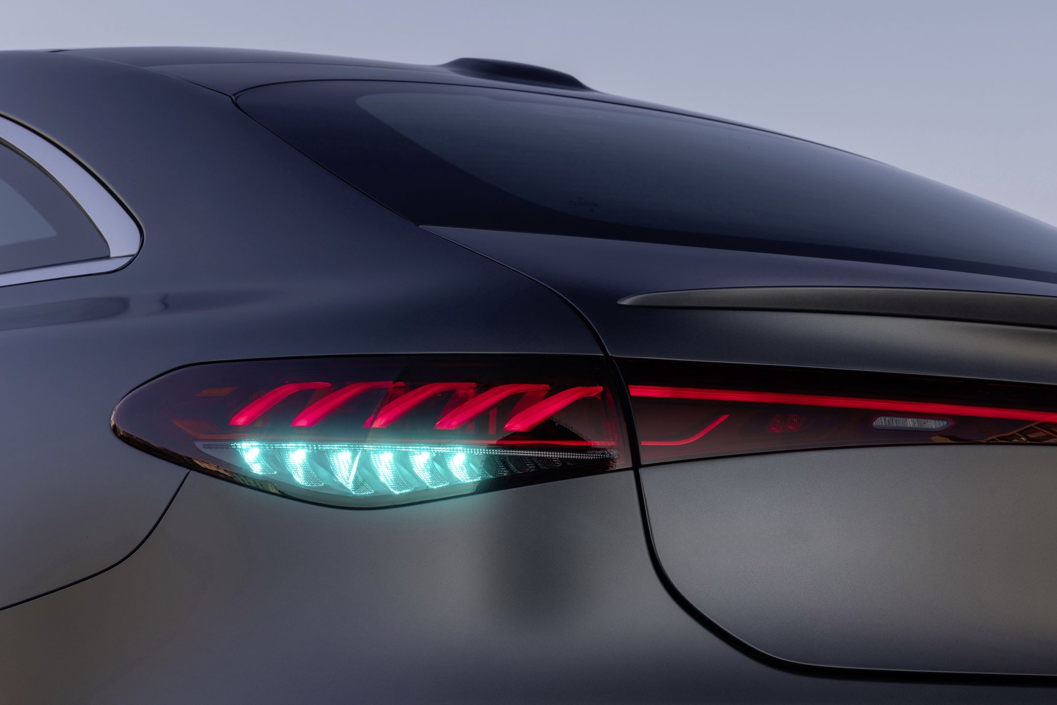 Mercedes EQS z turkusowymi światłami