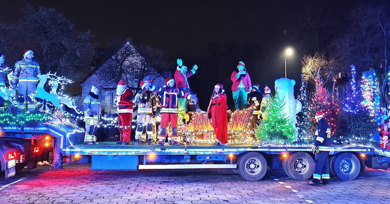 Szczecinek: Strażacki Konwój Św. Mikołaja przemierzył powiat