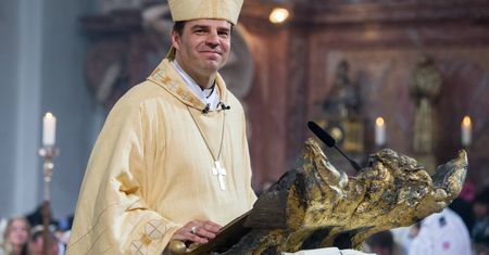 Salwy śmiechu w kościele. Żart biskupa podbił serca wiernych