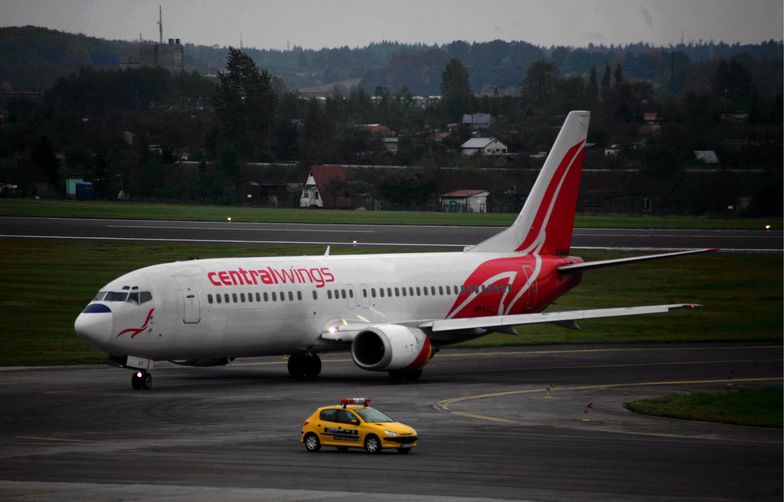 Samolot PLL LOT w barwach Central Wings na lotnisku w Gdańsku. Zdjęcie z 2007 r. 