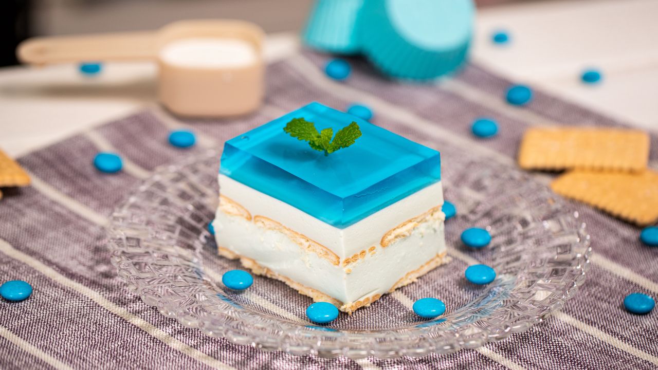 Deser w niebieskim wydaniu to prawdziwy hit. Jak zrobić ciasto Smerfetka?