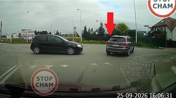 Wystarczył jeden klakson. Kierowca ruszył w pościg za innym autem. Jest nagranie