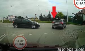 Wystarczył jeden klakson. Kierowca ruszył w pościg za innym autem. Jest nagranie