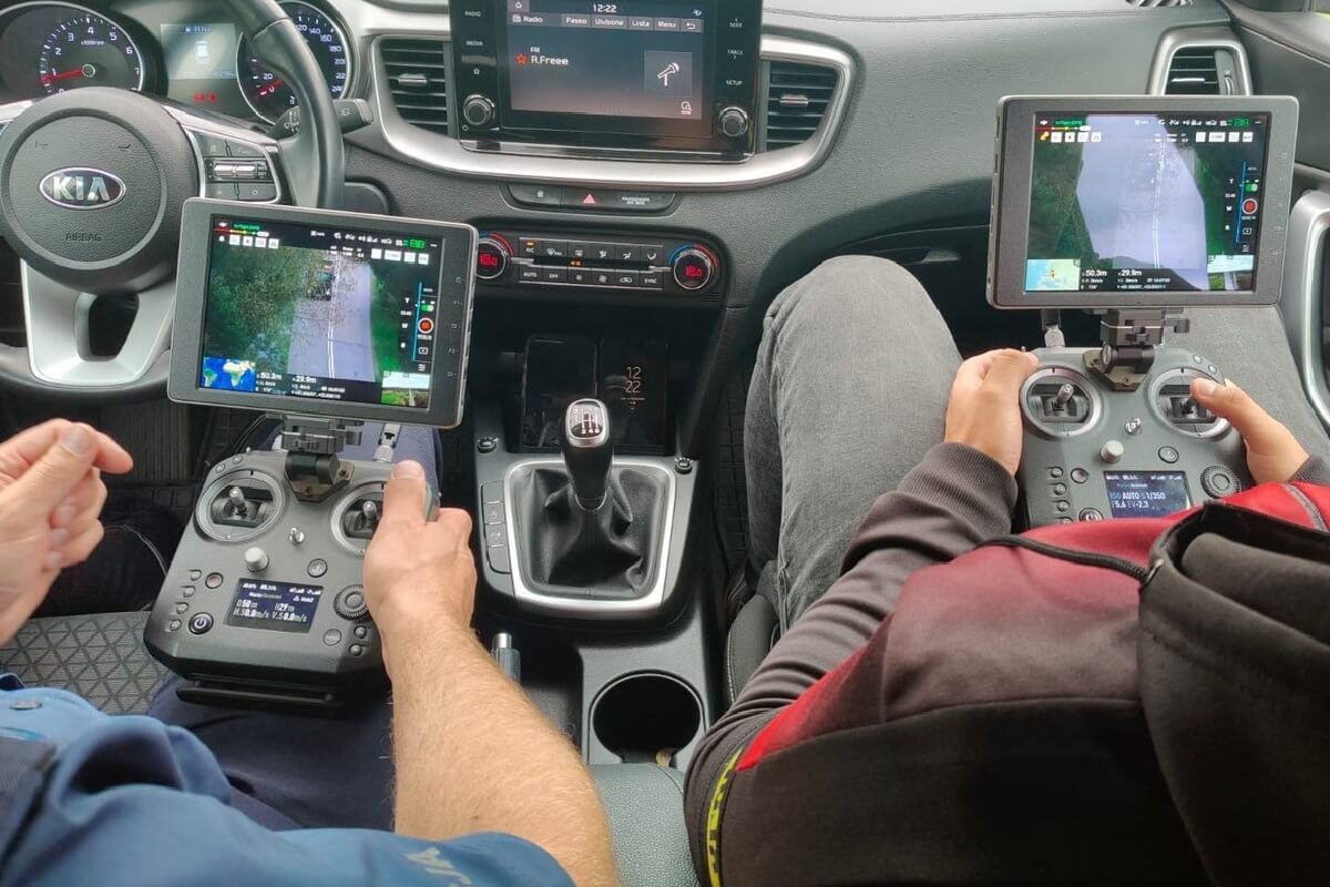 Policjanci używają drona