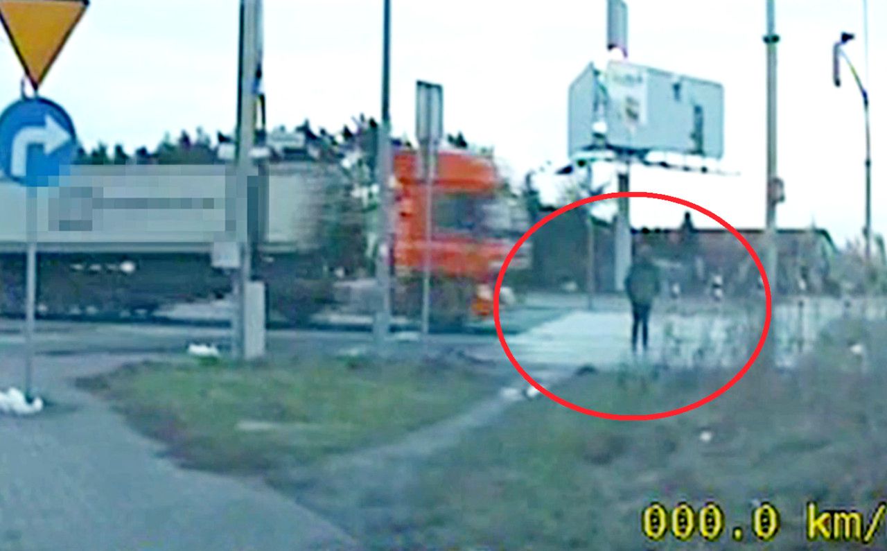 O mały włos od tragedii na pasach. Policjanci z Piaseczna wszystko nagrali