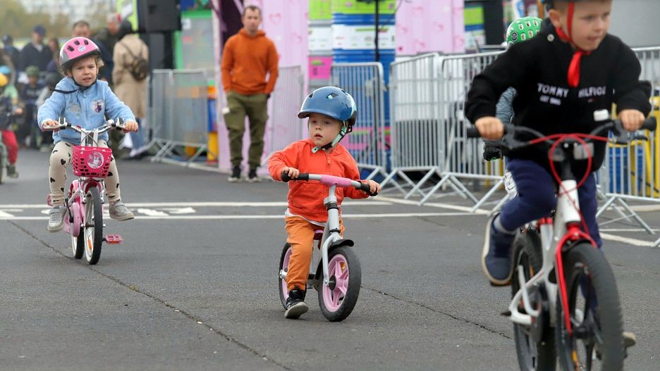 Trwa dyskusja na temat obowiązkowej jazdy na rowerze w kasku przez dzieci 