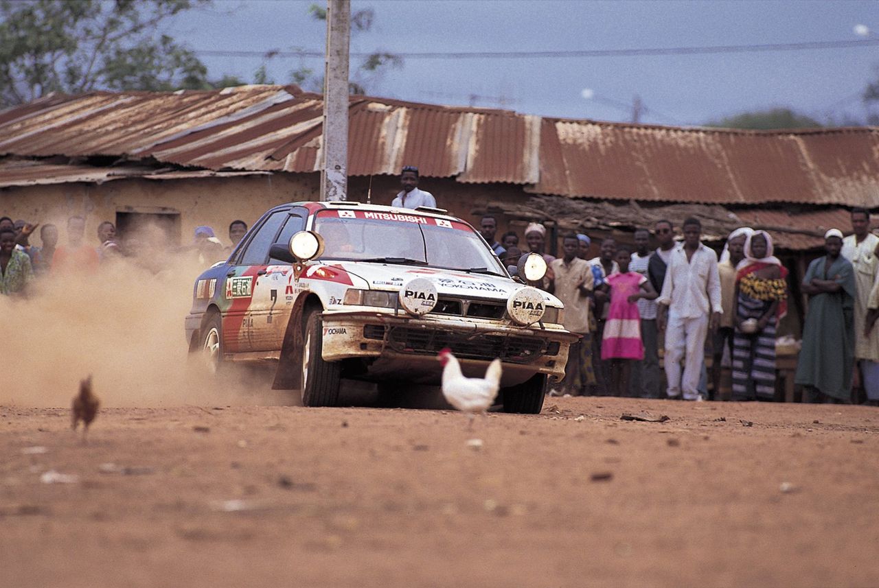 Kenijiro Shinozuka tutaj już w Mitsubishi Galancie VR-4. Rajd Wybrzeża Kości Słoniowej, rok 1991 (fot. Mitsubishi)