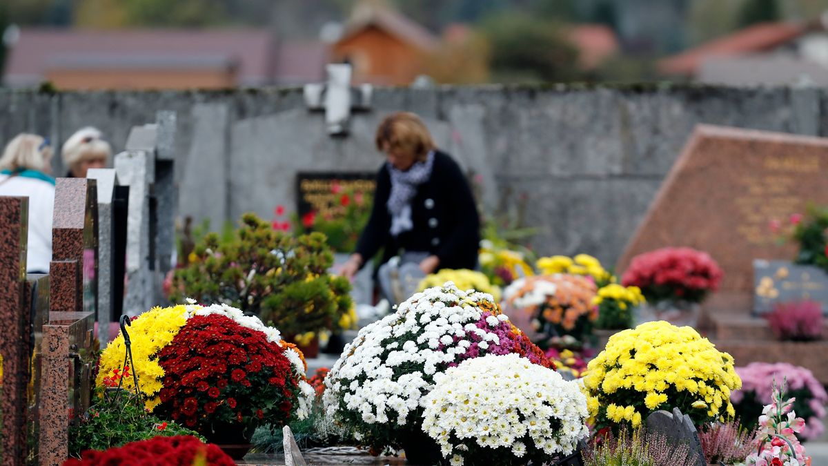 Czy ksiądz ma prawo żądać pieniędzy za montaż pomnika? Odpowiedź jest jednoznaczna