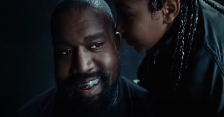 Córka Kim Kardashian rapuje z ojcem. Jak sobie poradziła?