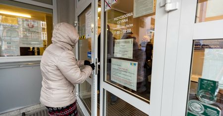 Szczepienia przeciwko COVID-19. "Ministerstwo Zdrowia zapomniało o kuratorach"