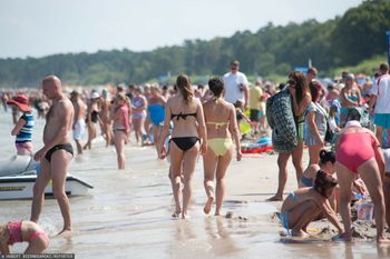 Kolor kostiumu kąpielowego ma znaczenie. Nigdy takiego nie wybieraj