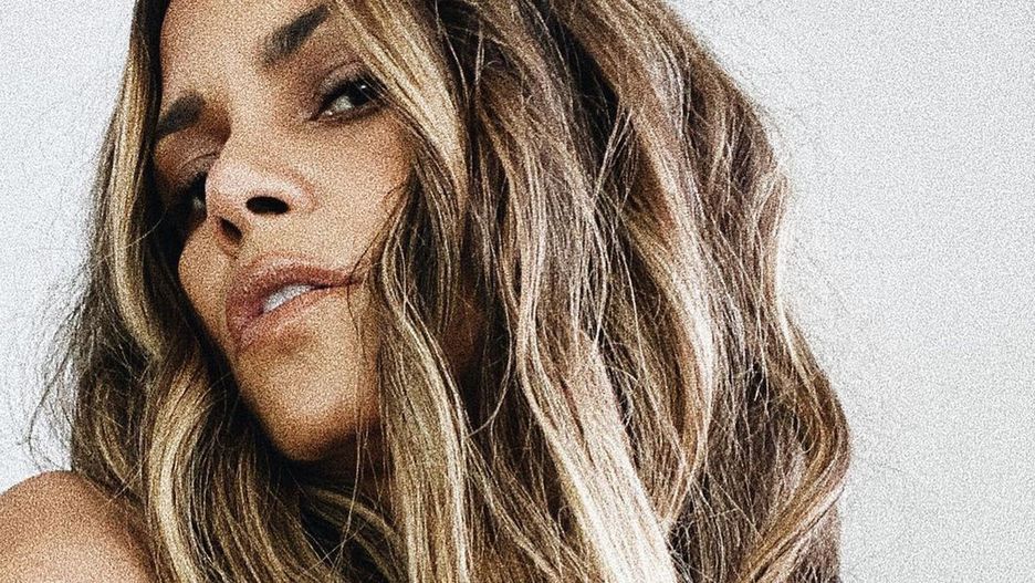Halle Berry wykonuje ćwiczenia na wzmocnienie i wysmuklenie nóg