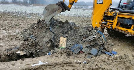 Urządzili warsztat samochodowy na polu? Ujawniono wielką stertę śmieci