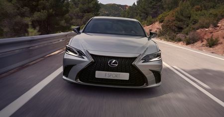 Lexus odświeżył ES-a. W końcu żegnamy największą wadę