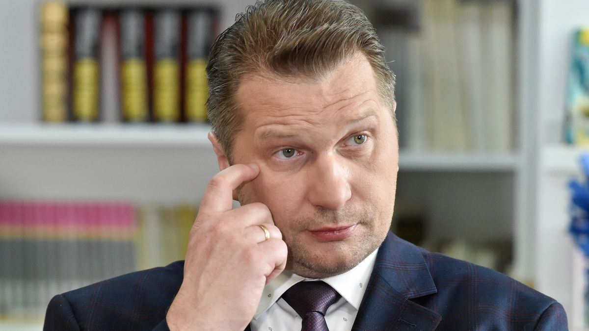 Gdansk 05.05.2022 r. Spotkanie ministra edukacji i nauki Przemyslawa Czarnka z polskimi i ukrainskimi uczniami w szkole podstawowej nr 57 im. Gen. Wladyslawa Andersa, w ktorej uczy sie 70 uchodzcow z Ukrainy. N/z Przemyslaw Czarnek, Minister Edukacji i Nauki.