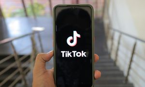 Córka korzystała z TikToka na wakacjach. Ojciec dostał gigantyczny rachunek