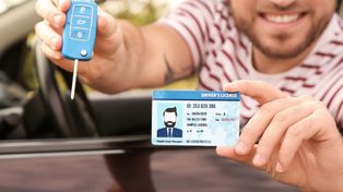 Warszawa: Wjechał pod zakaz. Miał podrobione prawo jazdy