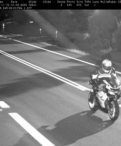 Motocyklista zlekceważył fotoradar. Wpadł za sprawą kierowcy osobówki