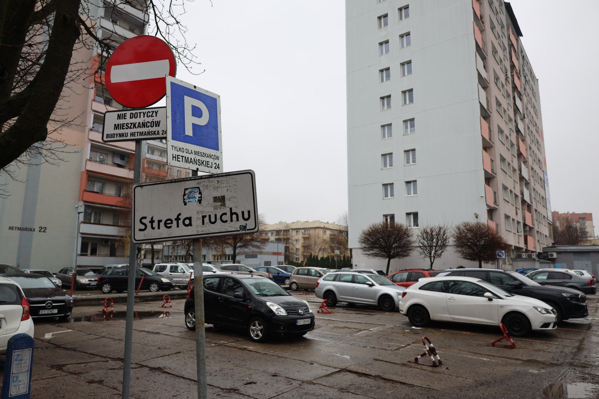 Na ul. Staszica w Rzeszowie legalnie parkować mogą kierowcy wyposażeni w przepustkę wydawaną bezpłatnie przez MATiP.