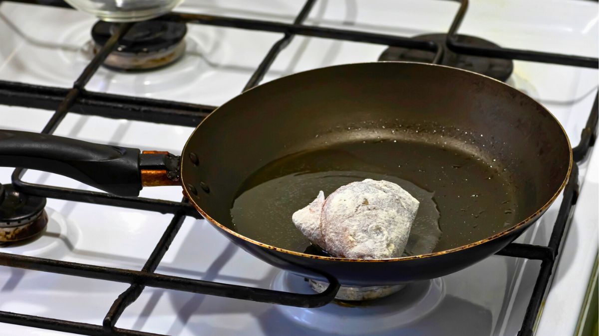 Smażenie ryby na patelni