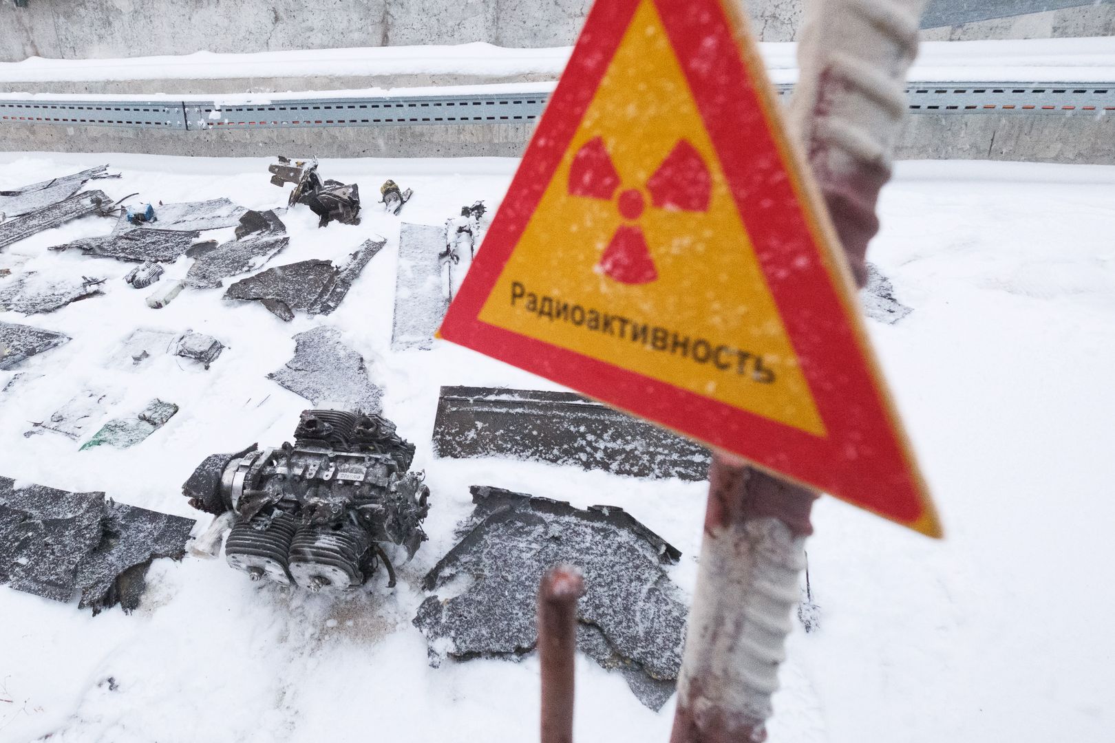Silnik rosyjskiego drona na ziemi po ataku na  izolację w elektrowni jądrowej w Czarnobylu 14 lutego 2025 r.