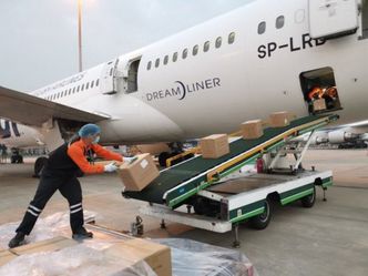 Koronawirus w Polsce. Samolot z pomocą sfinansowaną przez Dominikę Kulczyk wyląduje w Poznaniu