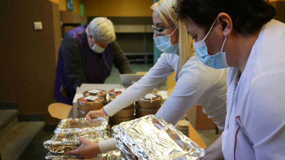 Katowice. Posiłki zakupione u restauratorów, trafiają do Miejskiego Ośrodka Pomocy Społecznej.