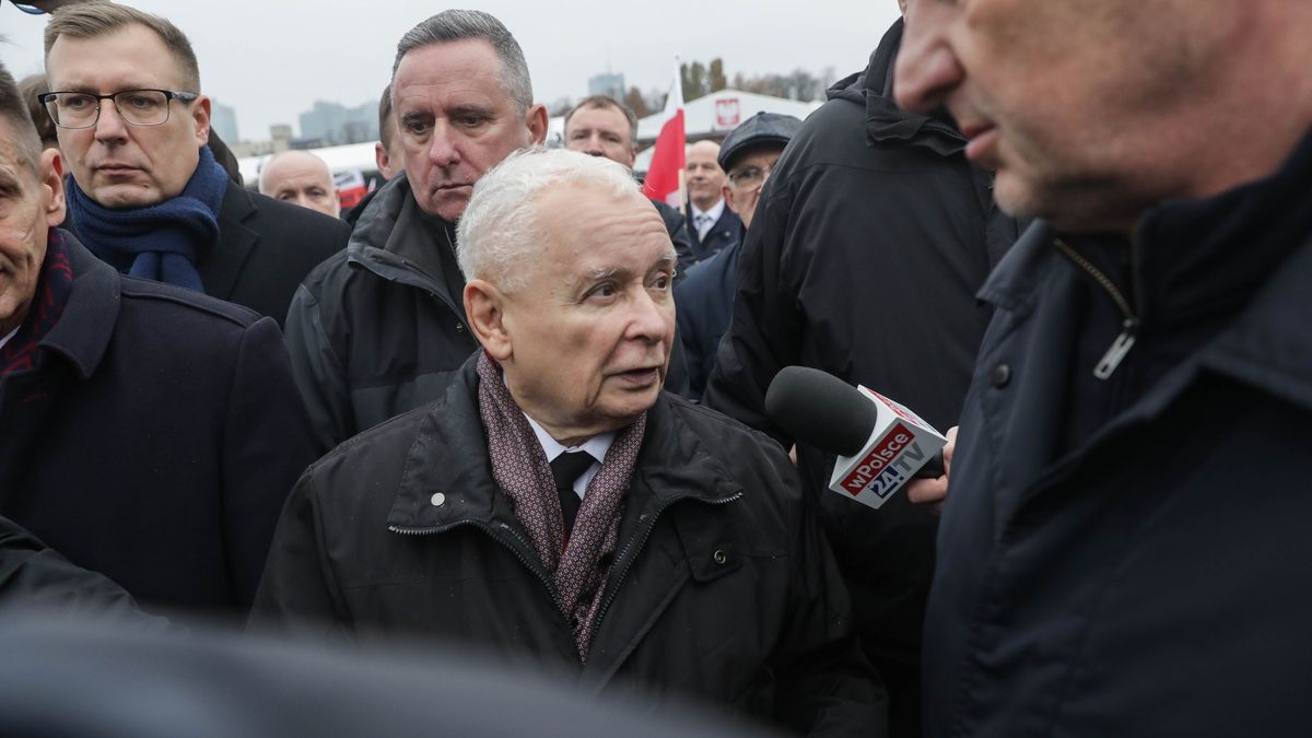Warszawa, 10.11.2025. Prezes PiS Jarosław Kaczyński (C) rozmawia z mediami na pl. Piłsudskiego w Warszawie, 10 bm. Politycy PiS biorą udział w obchodach miesięcznicy katastrofy smoleńskiej. (jm) PAP/Tomasz Gzell
