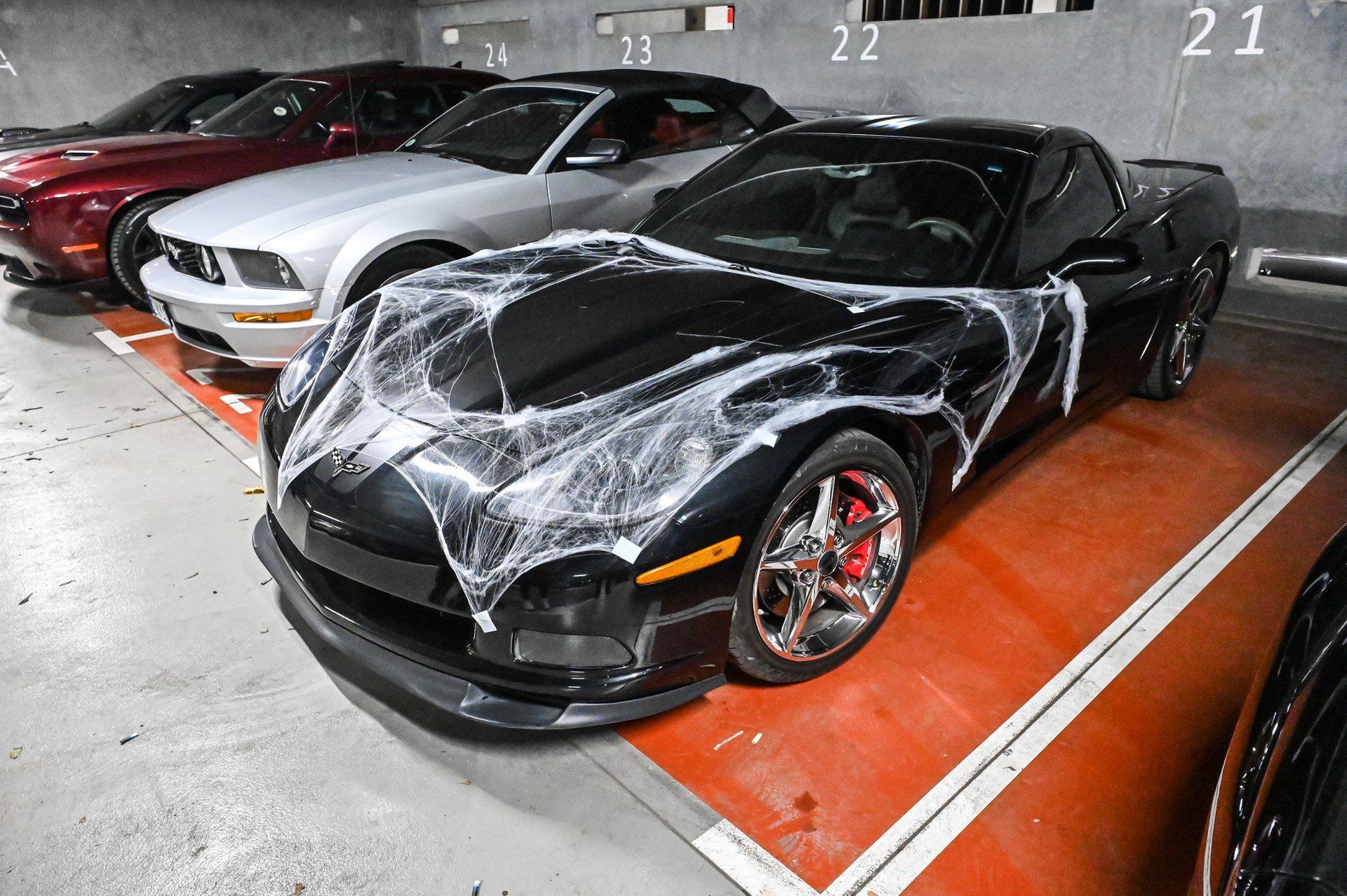 Zabytkowe pojazdy można było podziwiać w wyjątkowo upiornym wydaniu. Pomysłów na nawiązanie do Halloween nie brakowało. Jedni skupili się na przystrojeniu klasyków, inni na własnym stroju. Atmosfera na miejscu mimo wszystko nie była straszna, lecz klimatyczna i jak zwykle przyjazna.