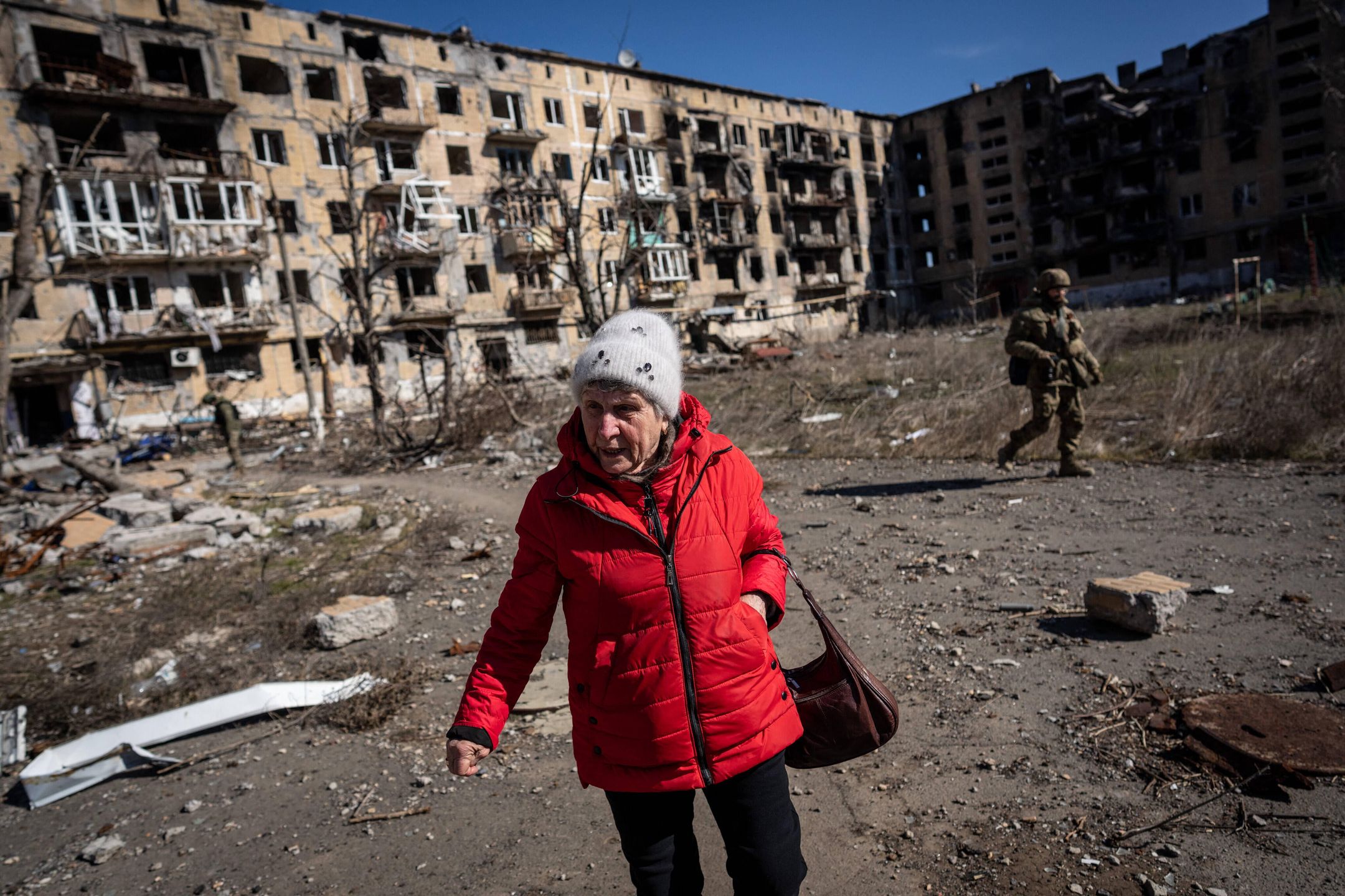 Traces of Russia-Ukraine war: Destruction in Ukraine's VuhledarDONETSK OBLAST, UKRAINE - MARCH 12: An old woman is seen in front of damaged building in the frontline city of Vuhledar as Russia-Ukraine war continues in Donetsk Oblast, Ukraine on March 12, 2024. Wolfgang Schwan / Anadolu 
Dostawca: PAP/AbacaAA/ABACAagresja Rosji, atak Rosji na Ukrain�, inwazja, inwazja rosyjska, konflikt zbrojny, rosyjska, rosyjski, sytuacja na Ukrainie, sytuacja w Ukrainie, Ukrai�cy, Wojna na Ukrainie, wojna w Ukrainie, wok� Ukrainy