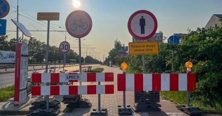 Kolejne zmiany dla pasażerów i pieszych na ul. Jana Pawła II. Utrudnienia potrwają do końca lipca