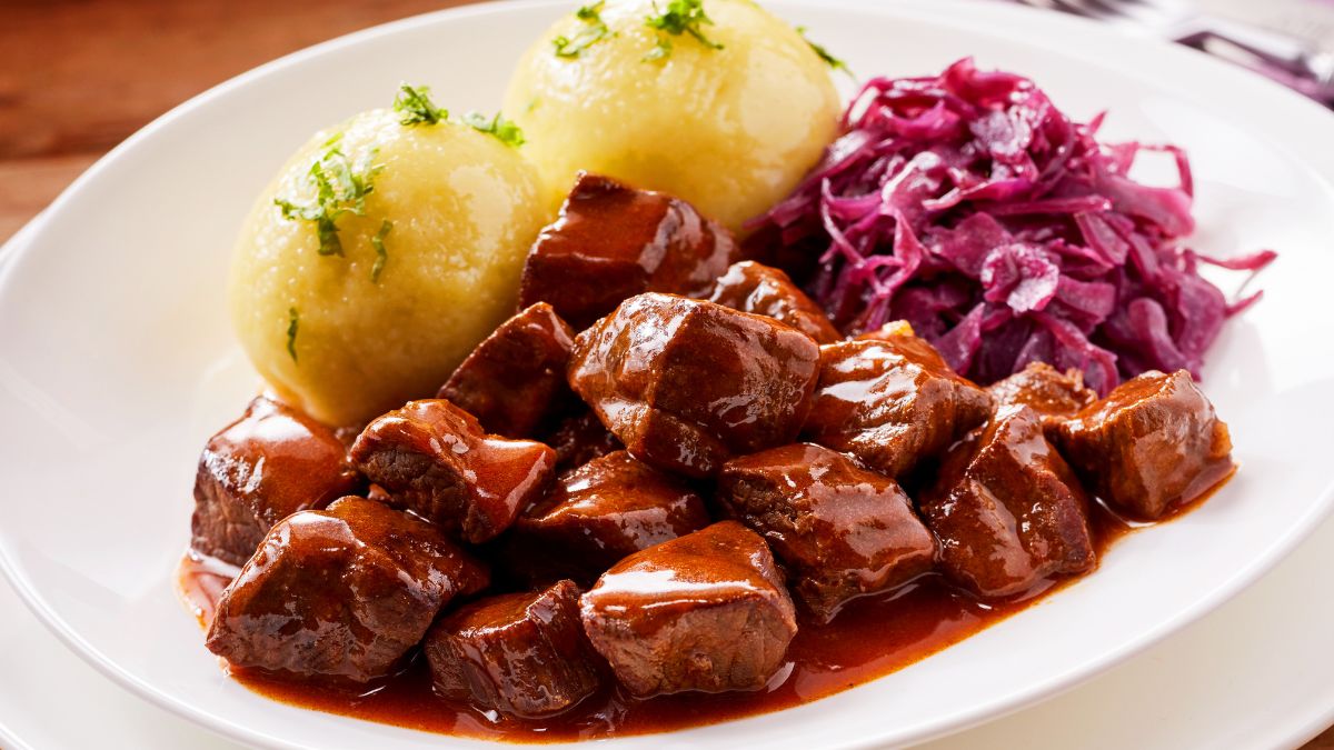 Wlej odrobinę do gulaszu. Mięso wyjdzie tak miękkie