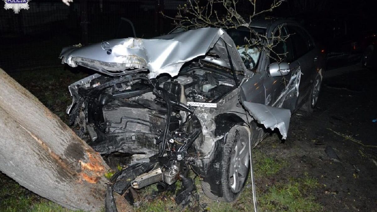 26-latek wbił się mercedesem w drzewo