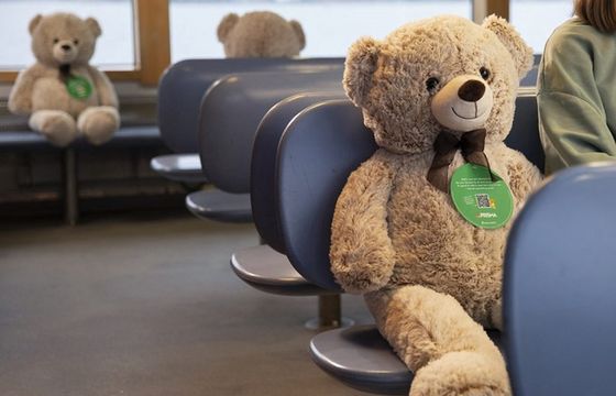 Dystansu społecznego w autobusach pilnują pluszowe misie