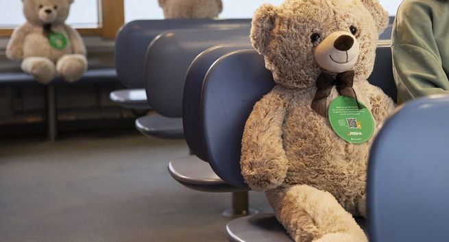 Dystansu społecznego w autobusach pilnują pluszowe misie