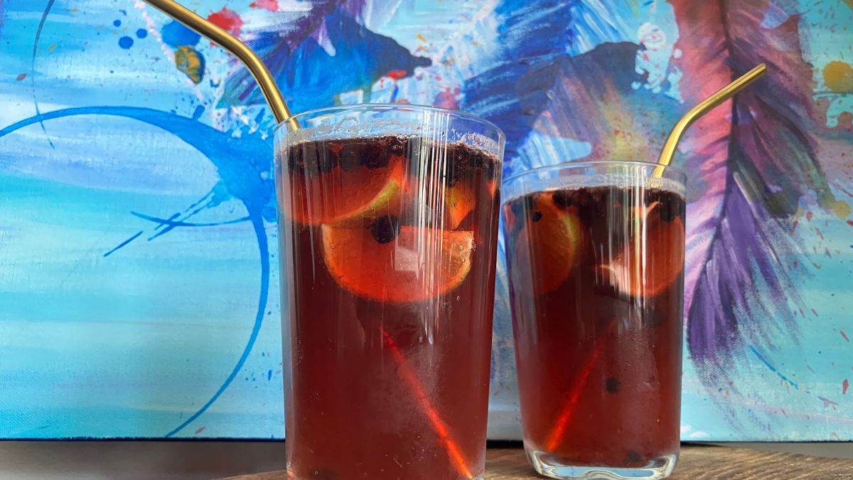 Orzeźwiająca kawa z tonikiem i jagodami