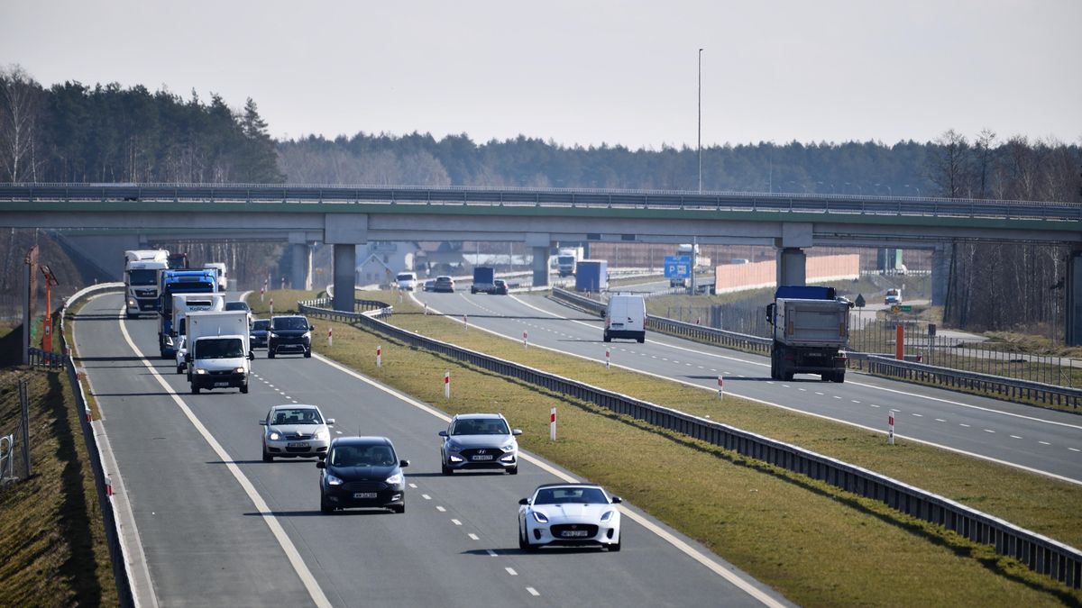 Autostrada A2 w pobliżu Mińska MazowieckiegoOlesin, 22.03.2023. Widok z wiaduktu na autostrady A2. (pp/awol) PAP/Przemysław PiątkowskiPrzemysław Piątkowskia2, autostrada, droga, Mazowsze, ruch, samochodowy, samochody, woj. mazowieckie
