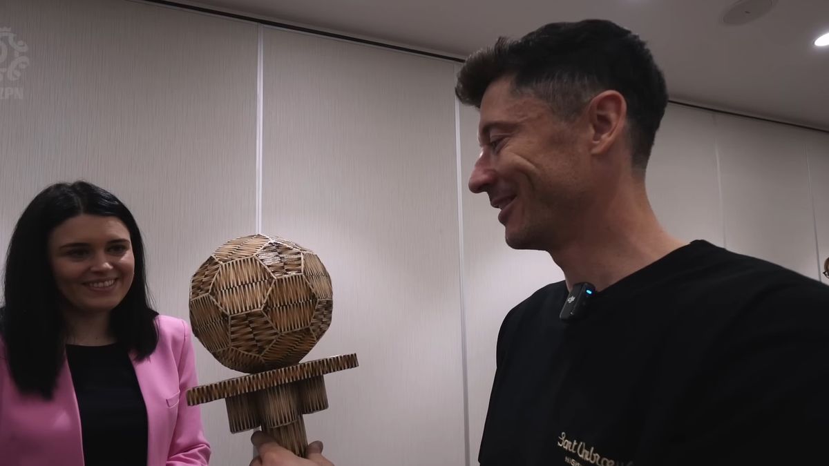 Na zdjęciu: Robert Lewandowski z otrzymanym prezentem