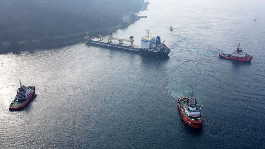 Na zdjęciu statek, który osiadł na mieliźnie w cieśninie Bosfor