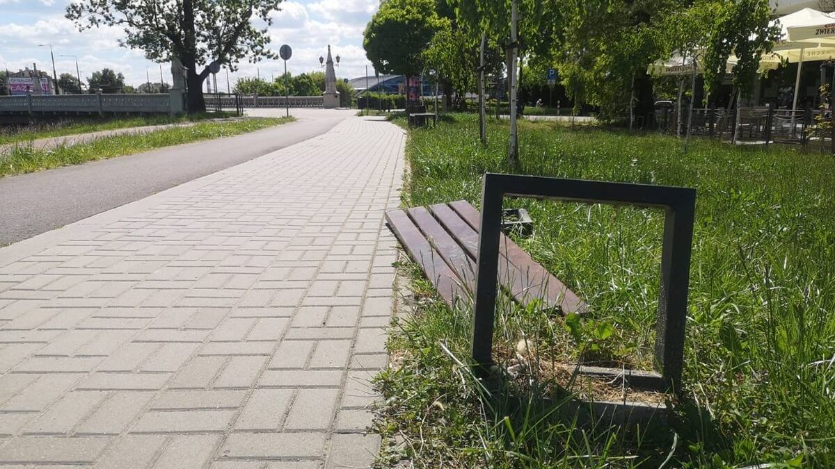Zniszczona ławka przy Bystrzycy
