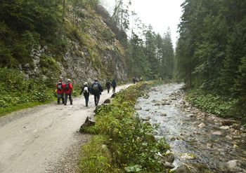 Dramat w Tatrach. Dzieci nie są w stanie dojść nawet do Doliny Kościeliskiej. Słabną, musi interweniować TOPR