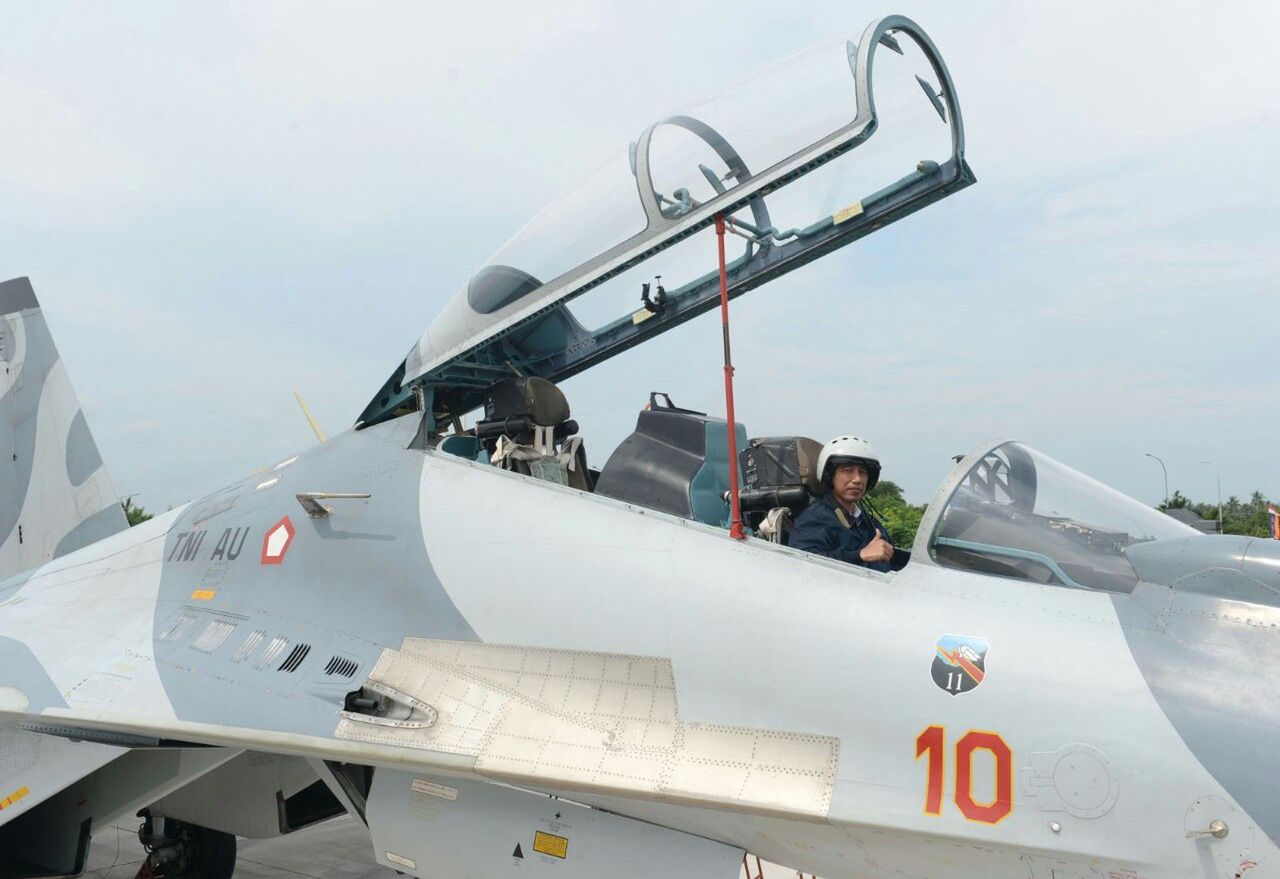 Prezydent Joko Widodo w kabinie indonezyjskiego Su-30MK2.