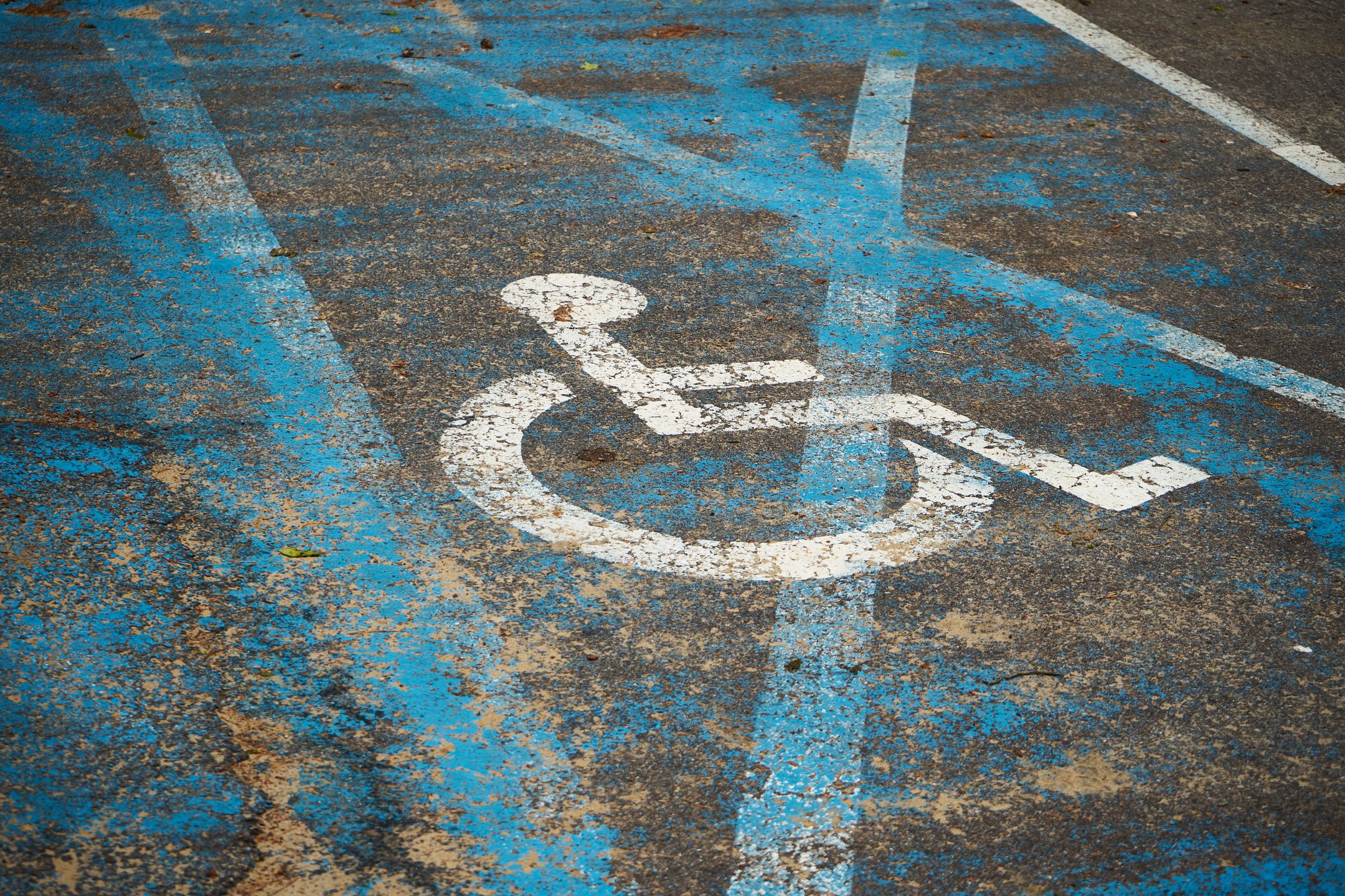 znak, drogowy, znak d-18a, miejsce parkingowe parking, koperta, parkingowa, stanowisko postojowe, przepisy, drogowe, prawo, mandat, osoba, renta, socjalna, rodzinna, 500 plus, asystent, osobisty, niezdolna do samodzielnej egzystencji, do pracy, orzeczenie, komisja, lekarska, grupa, podwyżka, waloryzacji, wsparcie, pomoc socjalna, nikt, polska, europa