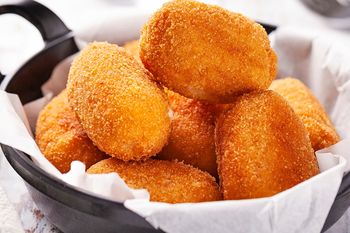 Są chrupiące z zewnątrz i mają kremowy środek. Konkurencja dla zwykłych krokietów