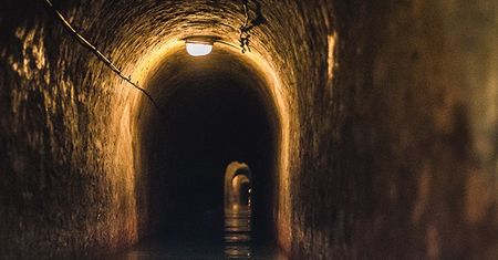 Wakacje 2021. Podziemny spływ pontonem w Sztolni Czarnego Pstrąga