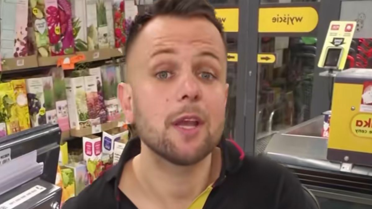 Kasjer z Biedronki wzruszył internautów swoim zachowaniem.