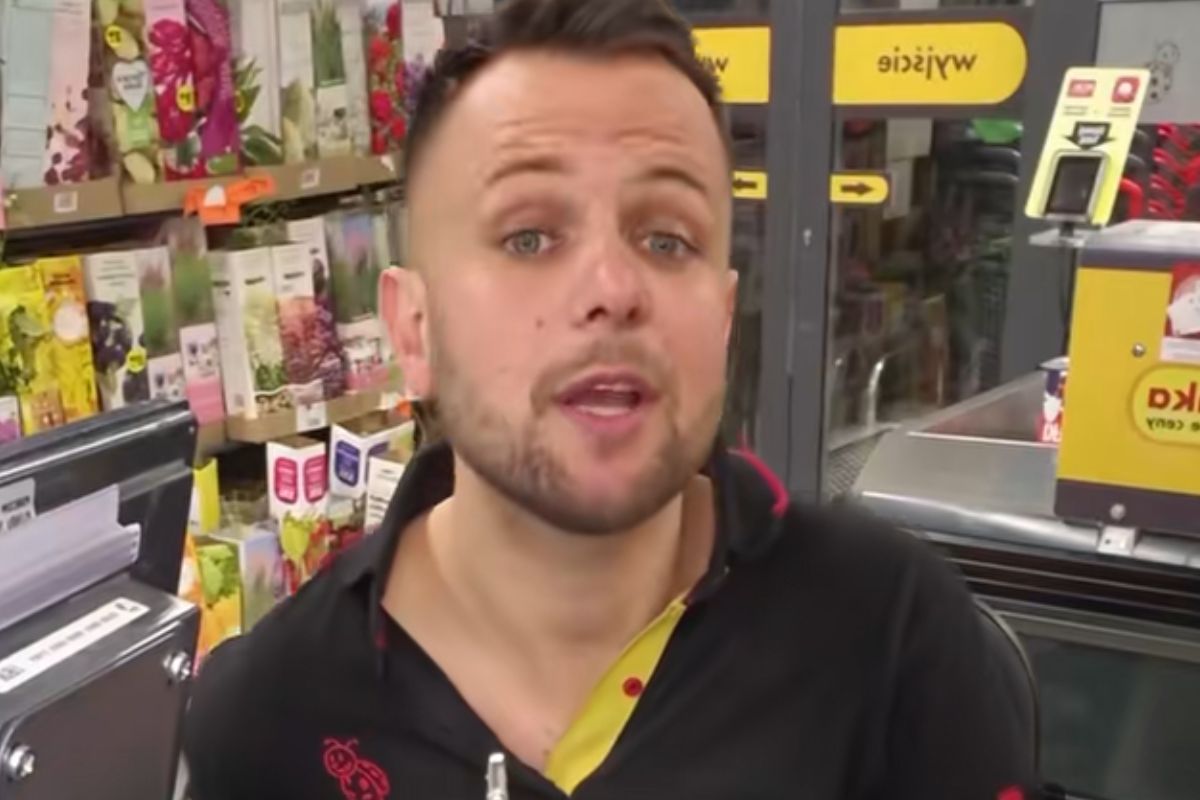 "Czy tylko ja się popłakałam?" Kasjer z Biedronki wzruszył internautów