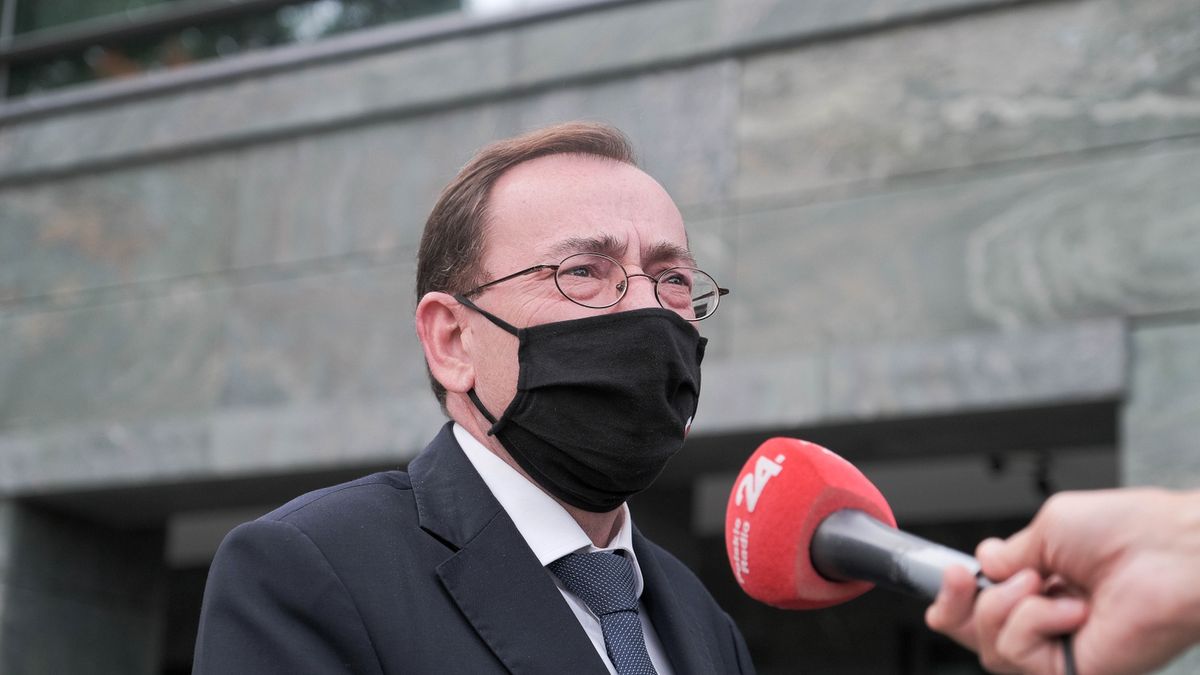 Mariusz Kami�ski Warszawa, 28.09.2021. Minister spraw wewn�trznych i administracji Mariusz Kami�ski podczas wypowiedzi dla medi�w w drodze na spotkanie z udzia�em prezydenta Andrzeja Dudy w Biurze Bezpiecze�stwa Narodowego w Warszawie, 28 bm. Spotkanie zwi�zane jest z sytuacj� bezpiecze�stwa na granicy pa�stwowej mi�dzy Polsk� a Bia�orusi�. (kf) PAP/Mateusz MarekMateusz Marekna granicy, polityk polityka, BINARY<(15) bytes>, polsk� bia�orusi�, spotkanie, sytuacja, sytuacji